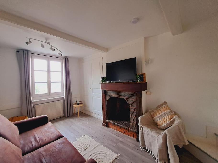 Charmant Duplex A Thiers, Vue Sur La Chaine Des Puys Exterior foto
